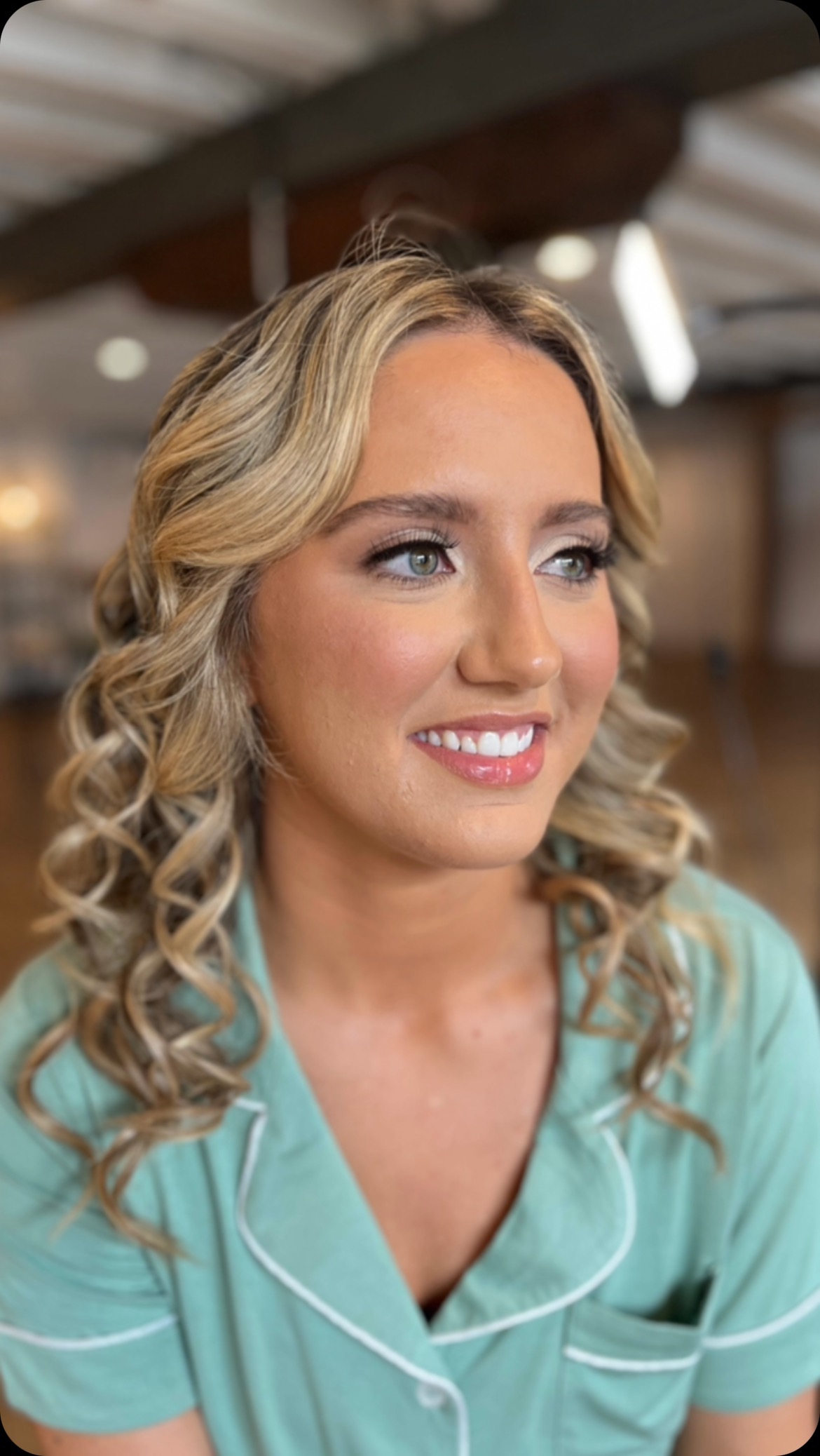 Lighting is EVERYTHING 💡🔑
I find ceiling light, overhead light, uneven lighting distribution/when the client isn’t facing directly in front of the light source, creates unwanted shadows, random patches of darkness, and accentuates harsh lines. It isn’t flattering for self portraits nor does it do justice to the makeup!
When I take client photos and videos, I always have my client facing the window to use natural lighting as I find it is the most flattering and true light. Sometimes using my makeup light and mini hand held light for added brightness.
When doing a makeup application, I 1000% prefer doing makeup by a window with my makeup light behind me so I can see clearly. I use @themakeuplight because it gives the closest lighting to natural light. (I just wish I bought the Jet Light panel which is one size larger 🥲)
Lighting I use:
@themakeuplight Key Light 2.0
@neewer portable hand held clip on light from Amazon
Makeup by me for @autumnartistrymakeupandhair
2024 Booking inquiries: ⤵️
www.beyoutifiedglam.com
#torontomakeupartist #softglam
◇◇◇◇◇◇◇
#mobilemakeupartist #hairstylist #crueltyfreebeauty #engagement #bridalinspo #mua #beauty #photoshoot #hairstyling #weddingmakeup #torontowedding #bridesmaidmakeup #makeupreel #commercialmakeup #makeuplook #bridalmakeup #bridalmakeupartist #gtamakeupartist #etobicoke #mississaugamakeupartist #oakvillemakeupartist #durhammakeupartist
#torontobride #bridalhair