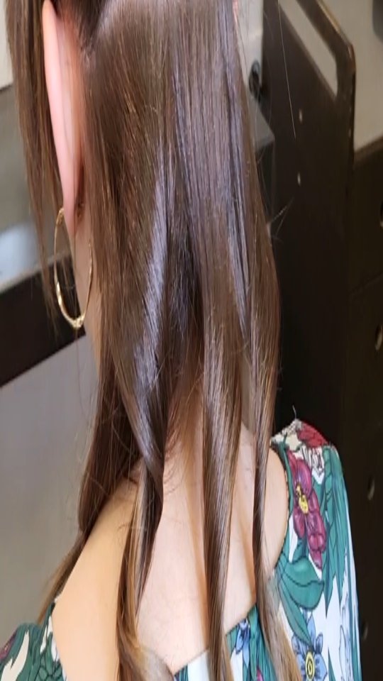 3 techniques différentes pour faire des boucles avec un styler.
#1 - styler droit, pointe vers le bas : wavy 🤩
#2 - styler incliné à 45° : boucle légère 💗
#3 - styler à l'horizontale : boucle soutenue 😉
À toi de jouer ⚘️
#coiffage #wavy #ghd #toulousemaville