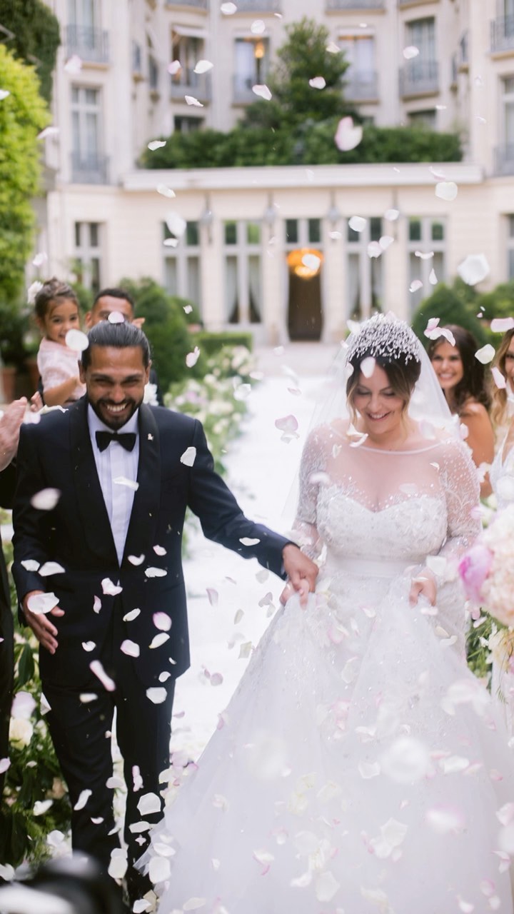 « Je te suivrai partout où tu iras
Où que te mènent tes pas,
Je serai toujours là.
You know I'll follow you. »
Elle sera là, Aurore, capuche de sa parka rabaissée sur un visage déterminé, sifflet à la bouche, chrono à la main, qu’il pleuve, qu’il vente, plus qu’une âme sœur, une ancre, un pilier.
Il sera là, Benoît, dans les bons jours comme dans les tempêtes, quand on chancelle après la perte d’un être cher, quand la lumière s’éteint mais qu’il faut avancer, votre boussole, votre repère, votre oxygène.
Ils ont toujours été là, Benoit pour Aurore, Aurore pour Benoit ❤️
Merci à vous pour cette cérémonie si forte et si intense, merci pour votre confiance @auroretremoulinas et @benoit.tremoulinas ✨
Toutes les photos de ce Réel ont été magnifiquement réalisées par Audrey @audreyparisphoto 📸
La Team de folie de ce mariage :
Venue @ritzparis
Event Planner : @feteinfrance
Hair & Make-up : @harold_james
Florist : @loykapel
Dessinateur aquarelliste : @yohannpropin
@mdp_events_paris @poteletchabot @crimsonletters @inspirationlivemusic @zuhairmuradmariage @preludiodivisionenoleggio @maison_options @dj.erikd @i.mageproduction @swingitorchestra. #mariage #officiant #weddingofficiant #paris #love #france #wedding #weddingvenue #ceremonie #ceremonielaique #officiantdeceremonie #officiantedeceremonie #weddingcelebrant #weddingofficiant #celebrantinparis #luxurywedding #weddinginparis #bride #weddingdress #weddingplanner #elopement #amour #couple