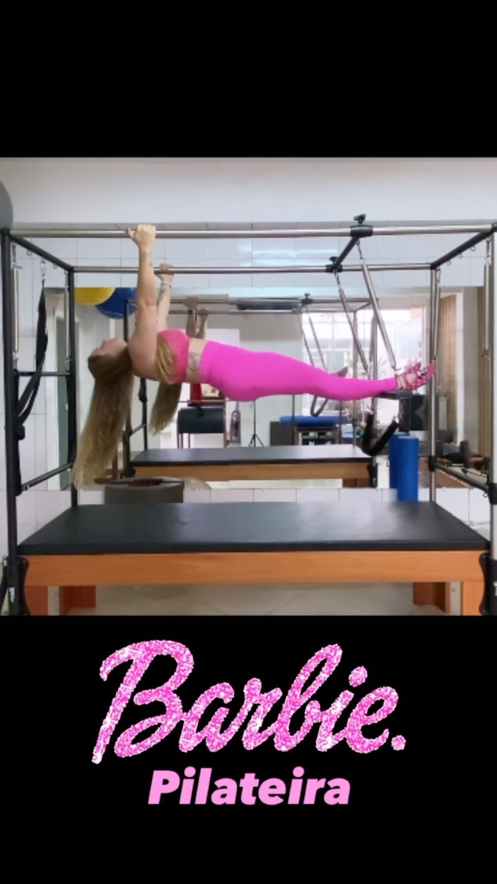 A Barbie está sempre pilateando para ter um corpo saudável, sem dores e em forma. Ela deixou eu mostrar para vcs um pouquinho do treino dela que ela fez hoje aqui no studio.
#pilates #barbie #barbiepilateira #saudetododia