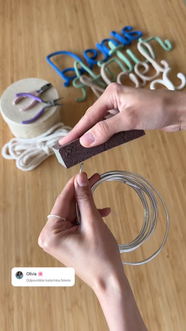 Dekorace, která nezůstane jen ozdobou, ale stane se vzpomínkou.
Protože v sobě nese ten nejdůležitější příběh – příběh vašeho dítěte.
Ručně pletené jméno je originálním dárkem k narození miminka, na baby shower nebo jako jedinečná dekorace do dětského pokojíčku.