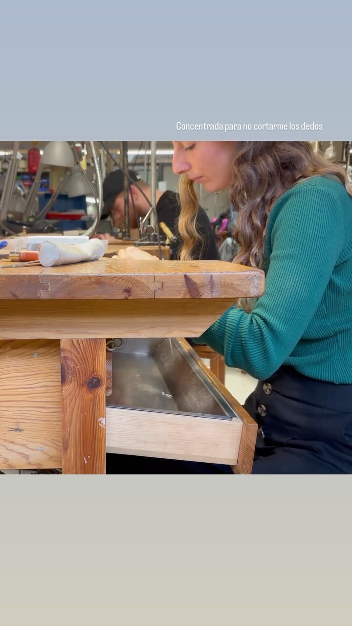 Apreciar cada paso de crear una joya, cada pasito se divide en otros pasitos, tan pequeños, tan sutiles, que podrían pasar por desapercibidos y que poco a poco nos llevan a lo que acabáis llevando vosotros. Crear con amor
#jewelry#jewels#silversmith #chain#silverchain#silversmithing #silversmithcommunity #jewellers #jewellerscommunity #joyeros#joyeria#handmade#handmadejewelry #creativewomen #creativewomencommunity #art#artist #artistsoninstagram #artisanwork