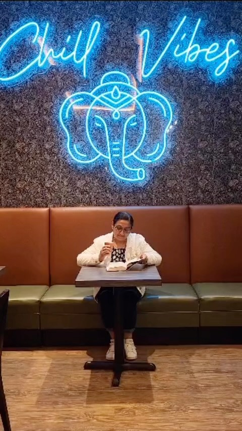 Hanging out in beautiful downtown Vancouver with my bookclub buddies! #lillysbookclub #lillysingh #diversity #bipocbookstagram #bipocauthors #chaighai #gupshupkitaabclub