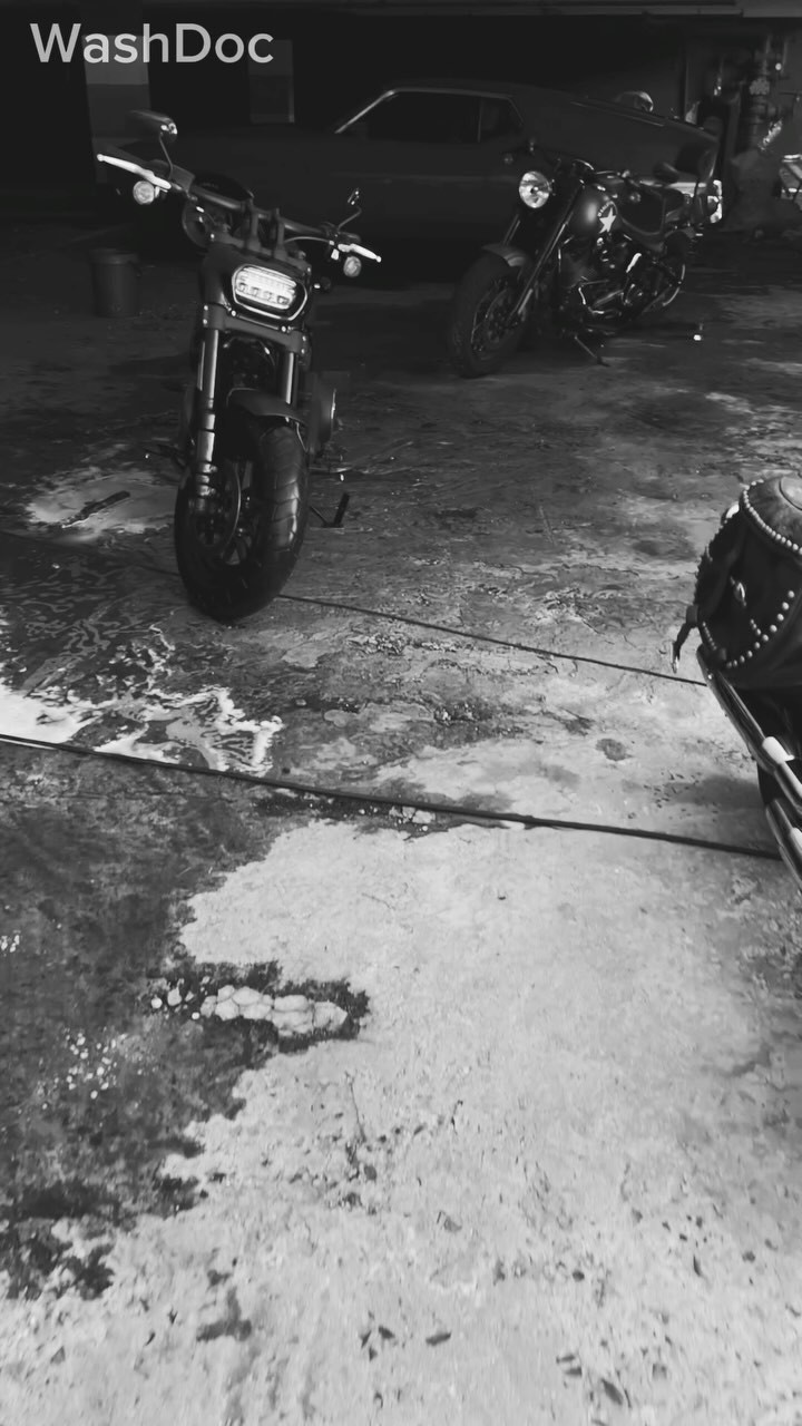 Three Harley-Davidsons, one WashDoc touch. Detailed and dialed in—nothing but respect for the classics.
#HarleyDavidson #MotorcycleDetailing #BikeDetailing #WashDoc #CapeTownDetailing #MotorcycleCare #DetailersOfInstagram #BikeLife #CruiserCulture #ClassicBikes #ShineAndRide #CustomDetailing #TwoWheelsClean