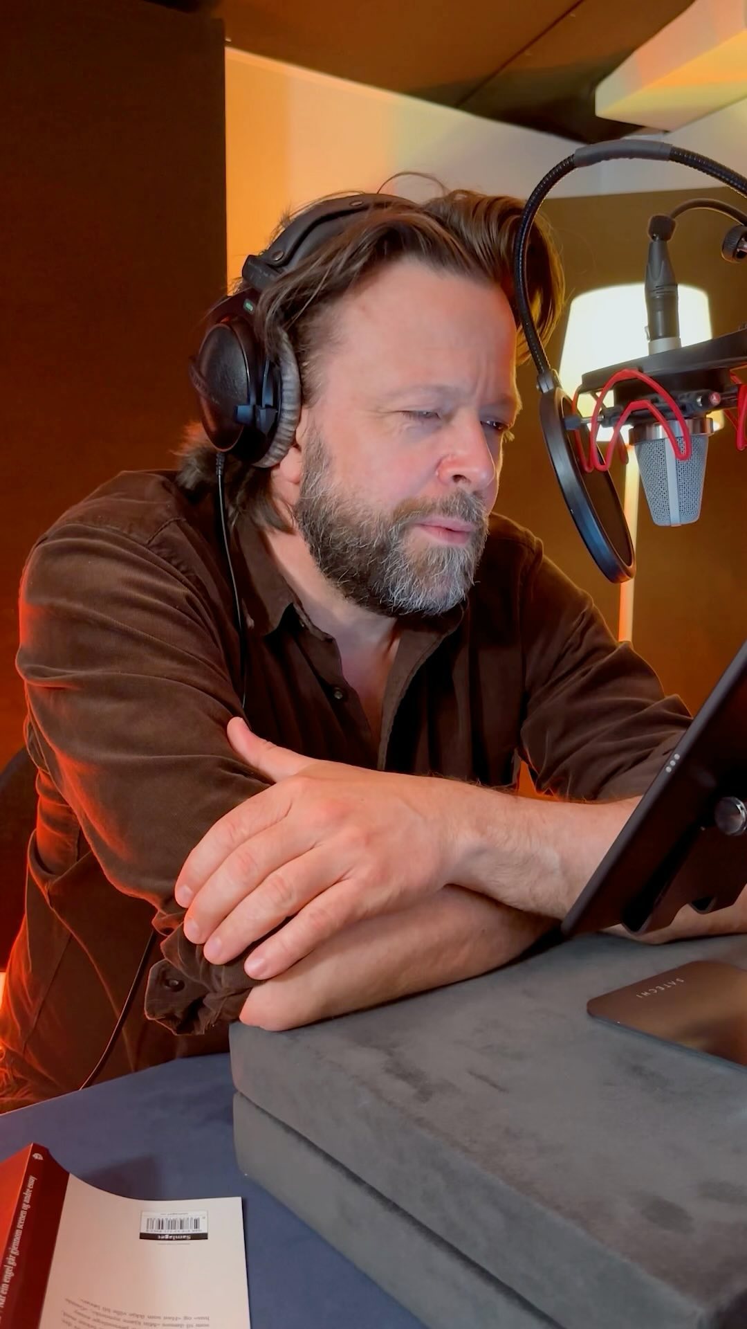 Just wrapped up recording the fifth audiobook by Nobel Prize winner Jon Fosse. The English narration is by the great actor and Viking, Kåre Conradi. Here is an excerpt from ‘An Angel Walks Through the Stage and Other Essays.’ 🌟🏆 @kareconradi #jonfosse