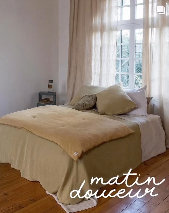 > NEW < @couleur_chanvre
pas encore tout à fait la chaleur de printemps, mais en ce lundi de Pâques, qu’il est doux de rester au lit sous une couette de chanvre aux couleurs naturelles teinte sans produits toxiques et sur ses pieds la nouvelle courte pointe pour juste se sentir bien!
En transparence… des rideaux en gauze de chanvre pour faire vibrer la lumière du matin.
Merci @couleur_chanvre
———
#rideau #chanvre #courtepointe #textile #lingedelit #naturel #sansproduittoxique #unlingedelitpascommelesautres #home #decorationinterieur #decochambre #couette #stjeandeluz #savoirfaire #elegance #madeinfrance #vkbpr #agencerp #lit #chambre