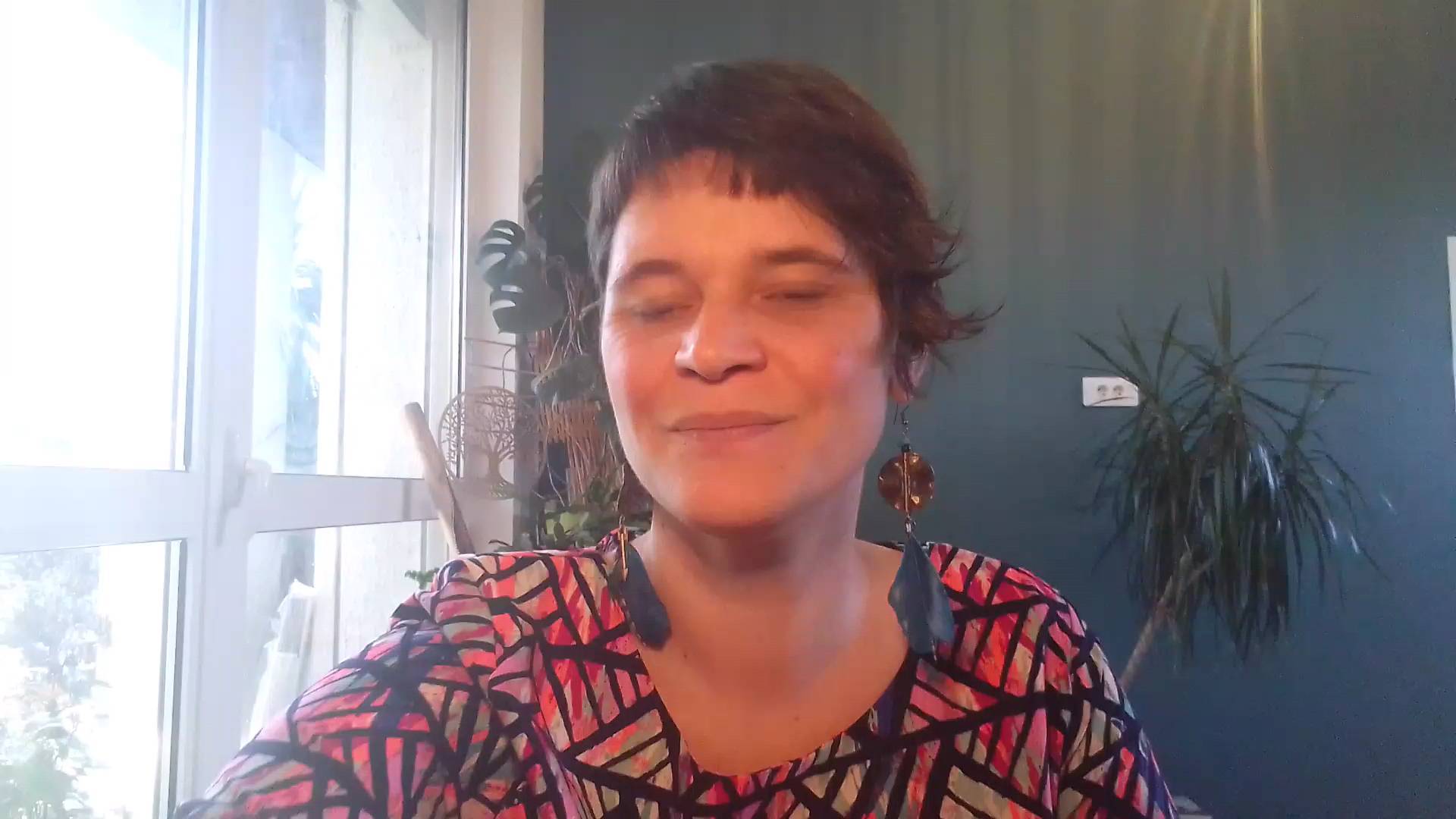 L'arrêt sur image est parfait pour vous signaler le troisième oeil et son lien avec le décodage biologique, aujourd'hui l'hypophyse et le lien avec le contrôle.