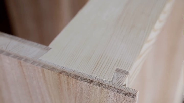 Det å lage kvalitetsmøbler krever tid og presisjon, og gode sammenføyninger gjør at møbelet varer og varer ♾️
Dette mener vi er ekte bærekraft 🌱
The making of quality furniture takes time and precision, and well made joinery helps the furniture last longer ♾️
This is what we call real sustainability 🌱
.
.
.
.
.
.
.
.
.
#woodworking #woodcraft #craftmanship #finewoodworking #cabinetmaker #interior #home #modern #craft #build #handmade #furniture #furnituredesign #todaysmaker #traditionalwoodworking #sustainability #joinery #dovetailjoint #boligliv #interiørinspirasjon #vakrehjemoginteriør #møbelsnekker #interiørmagasinet #rom123 #boligdrøm #interiør #skandinaviskehjem #smarteløsninger #bærekraft #sammenføyning