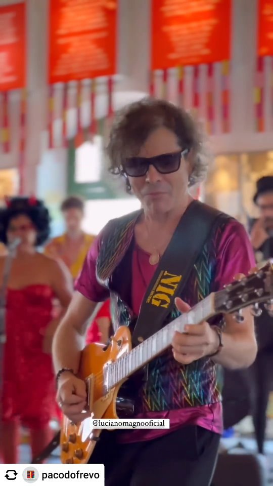 Carnaval não é Carnaval se não tiver frevo, e de frevo nosso artista @lucianomagnooficial entende muito bem. E claro, sempre usando cordas e pedais NIG. 🎸🎶🔥
#nigmusic #nigstrings #gnistrings #cordasnig #carnaval2024 #lucianomagno #frevo #frevopernambucano #guitarranofrevo #carnavalcomaguitarranamão