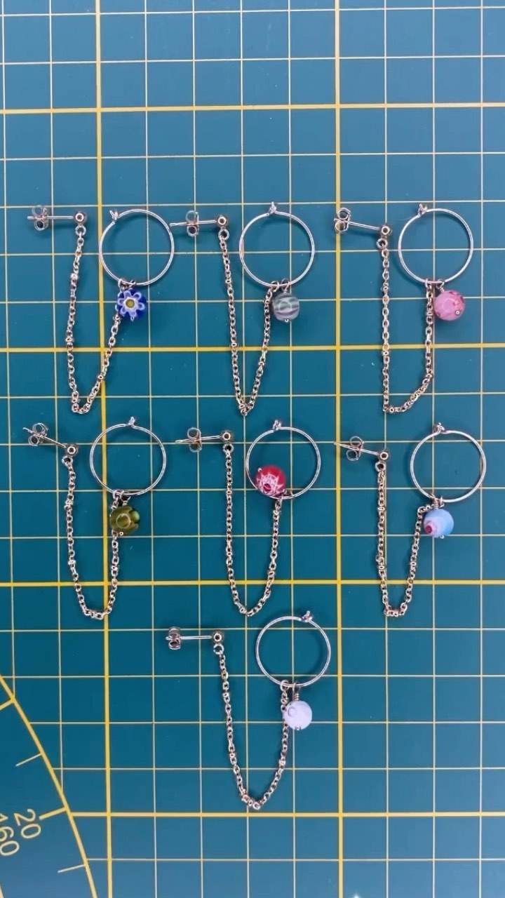 Je vous emmène avec moi étape par étape pour la création des jolies boucles d’oreilles Camille!
Bon je dois l’avouer c’est un peu mes préférées en ce moment! 🙈😍! #guilty
•
•
#funreels #reelscreator #jewelrygram #bijoux #alhenabijoux #ilovewhatido #bouclesdoreilles #bijouxcréateur #bisous #inspiration
