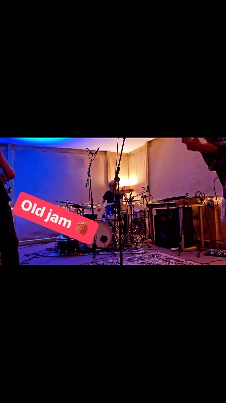 An old jam from a few months ago 🎶 🎸 🥁
.
.
.
#band #musician #artists #music #guitar #drums #guitarist #improv #improvisation #lovebands #musicstudio #livemusic #newmusic #rock #rockmusic #localband #prog #pyschedelic #lostherdstudios