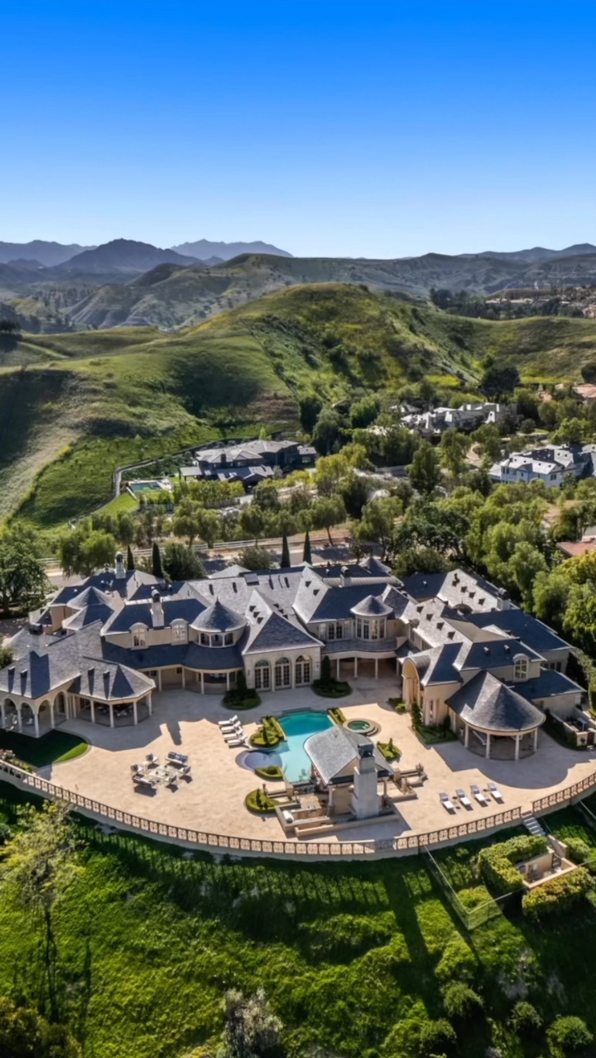 Any guesses?! 😏💰🏠 $15,500,000
⠀⠀⠀⠀⠀⠀
#justlisted #forsale #mansion #realestate #celebrity #losangeles #hiddenhills #estate #luxury #luxurylifestyle #modernhome #architecture #art #pool #summer #design #jeffreestarcosmetics #tour #realtor #success #mindset #realestateagents #goals #home #reels #reelsinstagram #celebrityhomes