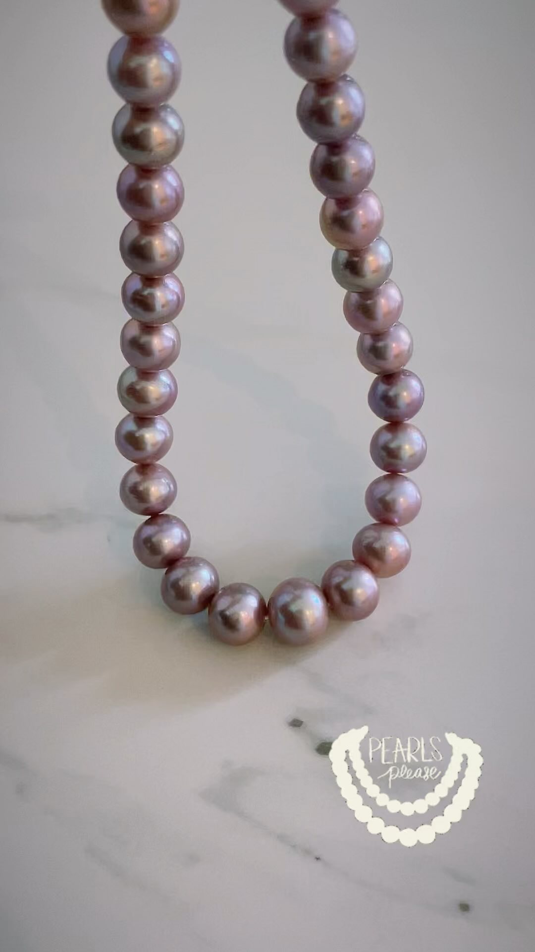 Hands up for all the #pearllovers out there. This #beautiful #nature #colored freshwater cultured pearl #necklace 10-14mm big in this #purple #pink #shades is so #stunning
If you love pearls we have a big selection of different sizes/shapes of pearls.
Leave a comment below if you love pearls 🤍