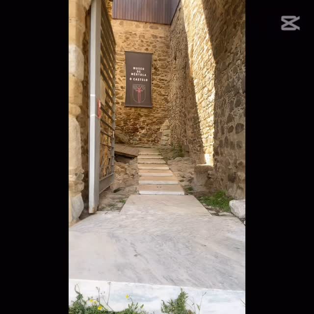 Visite o Castelo de Mértola 🏰🇵🇹
No coração do Alentejo, com vistas incríveis sobre o rio Guadiana! História, cultura e paisagens de tirar o fôlego. Um destino imperdível para quem ama explorar Portugal! ✨⛅