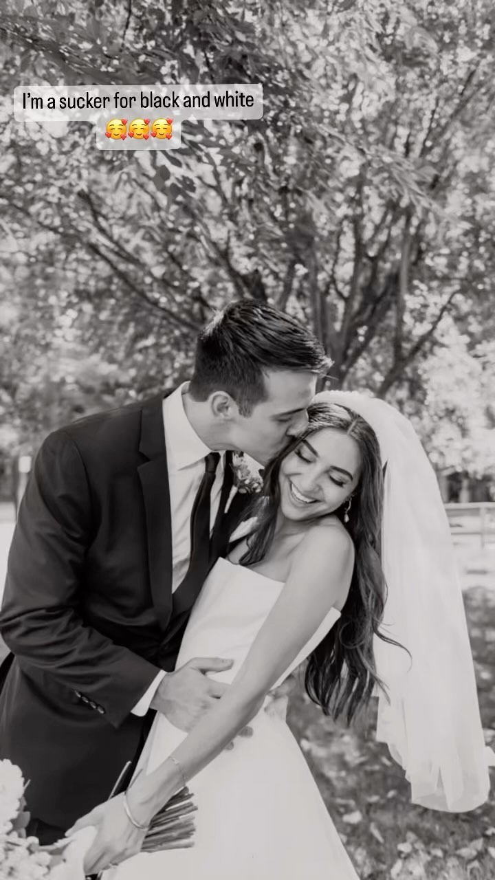 Sometimes I just want to deliver the whole wedding gallery in black and white 😍🥰😍