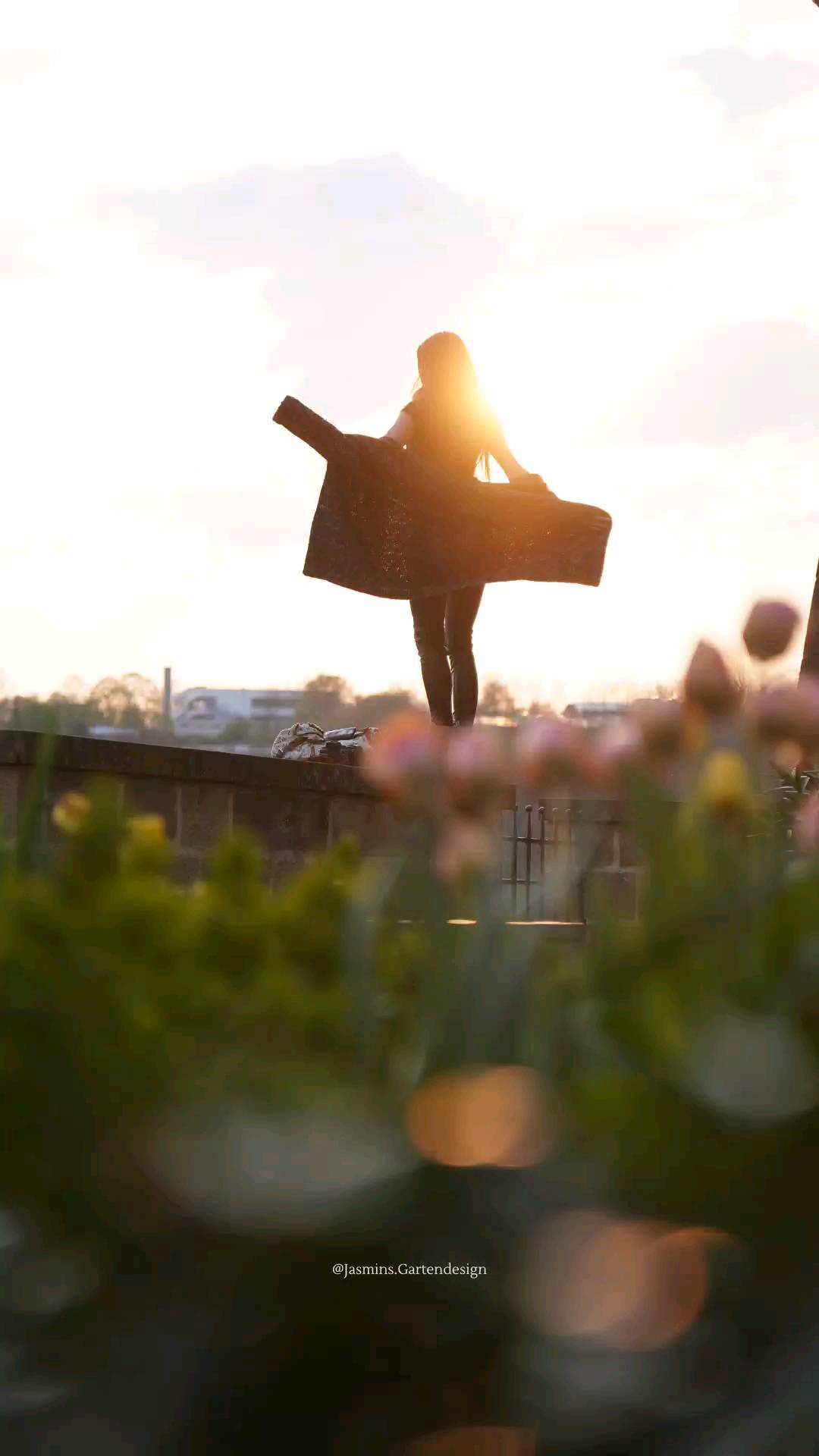 Hey DU!
...das bin Ich - Jasmin 🙋♀️
Weil hinter diesem Account mehr als nur eine Landschaftsarchitektin & Planerin steckt, gibt's heute mal ein paar Fakten über mich - ganz persönlich und direkt.
Schreib gerne ein paar Sätze über dich in die Kommentare! Ich freue mich, dich kennenzulernen 👋
1. Ich komme vom Rande der schwäbischen Alb - zwischen Hügeln, Feldern und Wäldern - rundum Natur, da fühl ich mich am wohlsten. 🌱 #naturverbunden
2. Schon von klein auf habe ich kleine Dinge gesammelt - daher kommt wahrscheinlich auch meine Faszination für die unscheinbaren Dinge in der Natur - sei es nur eine kleine Blume am Wegesrand, besondere Lichtspiele in der Baumkrone oder kleine Insekten, die ich während einem Spaziergang entdecke. Mit im Gepäck ist daher immer meine Kamera, um diese kleinen Momente einfangen zu können. 📷 #gartenfotografie #Landschaftsarchitektin
3. habe ich meiner Kreativität freien Lauf gelassen. Daher habe ich den Schwerpunkt während meinem Landschaftsarchitektur Studium auf "Entwurf" gelegt ✏ #kreativkopf
4. Ich liebe es zu reisen, neue Länder, Kulturen & Landschaften zu erkundigen - besonders das leckere Essen & die frischen Früchte dürfen nicht fehlen 🍋 #reisenmachtglücklich
5. Ich habe über die Jahre eine große Pflanzensammlung zusammengetragen - über 80 Pflanzen schmücken mein grünes Zuhause. 🌱
6. In meiner freien Zeit werkel ich liebend gern #Selbermacherin
7. Ich bin auf den ersten Blick eher zurückhaltend und ruhig - aber wenn du einmal mein Vertrauen hast, bin ich eine Quasselstrippe und lache viel und gern mit dir 💭
8. Ich fahre Motorrad - das Gefühl von Freiheit und die sich wechselnde Landschaften beruhigen mich. Auch ideal, um sich inspirieren zu lassen. 💡
Ich wünsche dir einen schönen Start ins Wochenende!
.
.
.
.
.
.
#Landschaftsarchitektur #landschaftsfotografie #landscapedesign #Gartengestaltung #gartenkonzepte #naturephotography #grünanlagen #fotografierenmitherz #dasbinich #gestaltungstipps #übermich #Gartenplanung #pflanzkonzepte #pflanzenwissen