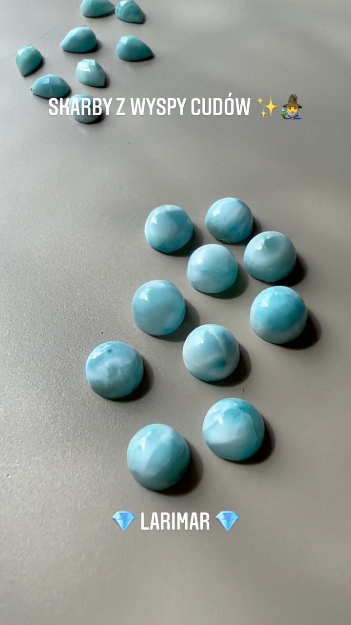 Dobry dzień! 🌞
Przedstawiam Wam dziś kolejną garść cudnych kamieni, które mogą się znaleźć w Waszym wymarzonym pierścionku 💍✨
:::
💎 LARIMAR
Do wyboru mamy cudne naturalne larimary w kilku kształtach ✨
Ceny pierścionków są następujące:
Okrągłe gładkie 6 mm
Fasetowane krople 6 mm
- 1000 zł na obrączce 1,0 mm
- 1150 zł na obrączce 1,2 mm
- 1350 zł na obrączce 1,5 mm
- 1650 zł - 1,5 mm z małym brylantem osadzonym obok w obrączce 💎
- 1950 zł - 1,5 mm z 2 brylantami symetrycznie 💎💎
Gładkie krople 10 mm
- 1200 zł na obrączce 1,0 mm
- 1400 zł na obrączce 1,2 mm
- 1600 zł na obrączce 1,5 mm
- 1900 zł - 1,5 mm z małym brylantem osadzonym obok w obrączce 💎
- 2200 zł - 1,5 mm z 2 brylantami symetrycznie 💎💎
Duże kaboszony owale 16,2-21,5 mm
Duże krople 17,5-21,7 mm
- 1800-2200 zł na obrączce 1,2 mm
- 2000-2400 zł na obrączce 1,5 mm
- 2300-2700 zł - 1,5 mm z małym brylantem osadzonym obok w obrączce 💎
Te największe kaboszony świetnie nadają się też na wisiory, które będą wyceniane indywidualnie 👌 (->PM📮)
:::
Cieńsze obrączki mogą być młotkowane lub gładkie (1,5 mm z brylantem tylko gładka), a wykończenie złota satynowe lub na połysk ✨
Pierścionki na zdjęciach powstały na zamówienie ✏️
Napisz do mnie aby spełnić marzenie i zamówić podobny pierścionek dla siebie lub kogoś bliskiego 🤗📮💍👌✨
:::
.
.
.
.
.
#ilovemyjob #bartoszciba #jewelrydesigner #bartoszcibajewelry #finejewelry #wishcometrue #skarbyzwyspycudów #wyspacudów #ooakjewelry #makeawish #gemmagic #islandofwonder #pierścioneknazamówienie #mineralmagic #magicring #nazamówienie #czarymary #kolorowepierścionki #magicznypierścionek #custommade #minimalistjewelry #perfectimperfection #pierścieńarabelli #myprecious #minimalist #larimar #larimarwzłocie #pierścionekzlarimarem