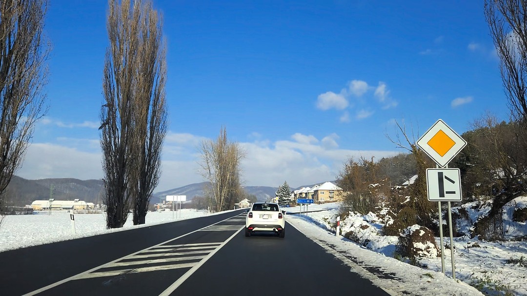 🚗🌿 Hybrid Fiat 600 – štýlový a ekologický spoločník do každej zimy! ❄️🌟
Zimné mesiace môžu byť výzvou pre každé auto, no nový Fiat 600 Hybrid má na chlad pripravené nielen štýlové línie, ale aj pokročilé technológie! 🛞✨
✅ Hybridná efektivita – Kombinácia benzínového motora a elektromotoru zabezpečuje plynulý výkon aj v zimných podmienkach, pričom šetrí palivo aj životné prostredie. 🌍💡
✅ Vyhrievanie interiéru – Už žiadne studené rána! S funkciou predprípravy si v aplikácii nastavíte vyhriatie kabíny, aby ste nastúpili do príjemne teplého auta. 🔥🚘
✅ Zimná stabilita – Fiat 600 Hybrid ponúka spoľahlivý podvozok a kvalitné pneumatiky, aby ste mali istotu na každej zasneženej ceste.
🌟 TIP od Autosport Szilágyi: Nezabúdajte na pravidelnú údržbu! Pred zimou skontrolujte tlak pneumatík, ostrekovače a povinnú výbavu. Drobná starostlivosť vám zabezpečí bezstarostnú jazdu a ochranu vášho hybridného pomocníka. 🚘💎
Užite si zimu naplno so štýlovým a úsporným hybridom! 🌨️🌟 #AutosportSzilagyi #Fiat600Hybrid #Zima