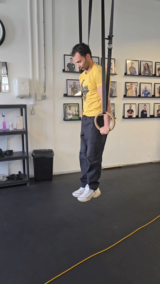 Think your lats and shoulders are strong?
Time to put them to the test.
Here are 3 advanced drills that will light up your lats, triceps, shoulders, core — and challenge your control like never before.
As a physio & performance coach, I don’t just train muscles — I train movement.
And trust me, this inverted deadlift is no joke.
Tag a training partner who needs to try these!
@latinbrownie
#performancetraining #physiocoach #bodyweightbeast #calisthenicsstrong #corechallengestability #corechallenge #coreislife #fitnesshacks ##personaltrainer #fitdutchies #denhaag #fitfam #fitdad #corestrength #shredded