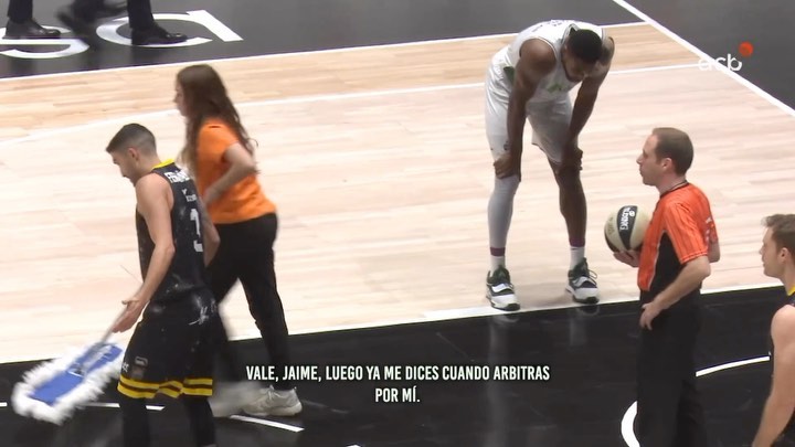 Los árbitros también son un equipo y su comunicación con los jugadores y entrenadores es importante y se puede trabajar. Son los responsables de la gestión de un partido más allá del juego. Los árbitros gestionan personas y saber cómo actuar con ellos es muy importante, para entender la situación de un partido. Como dirigirse a los jugadores es un beneficio para todxs y para el partido.
En este vídeo vemos a Emilio Pérez Pizarro controlando el partido, sin un mal gesto, ni levantar la voz. Se aprecia respeto al dirigirse a entrenadores y jugadores.
-
#psicologíadeportiva #psicologiadeportiva #psicólogodeportivo #psicologo #psicologodeportivo #psicólogo #psicologomallorca #psicologíamallorca #deporte