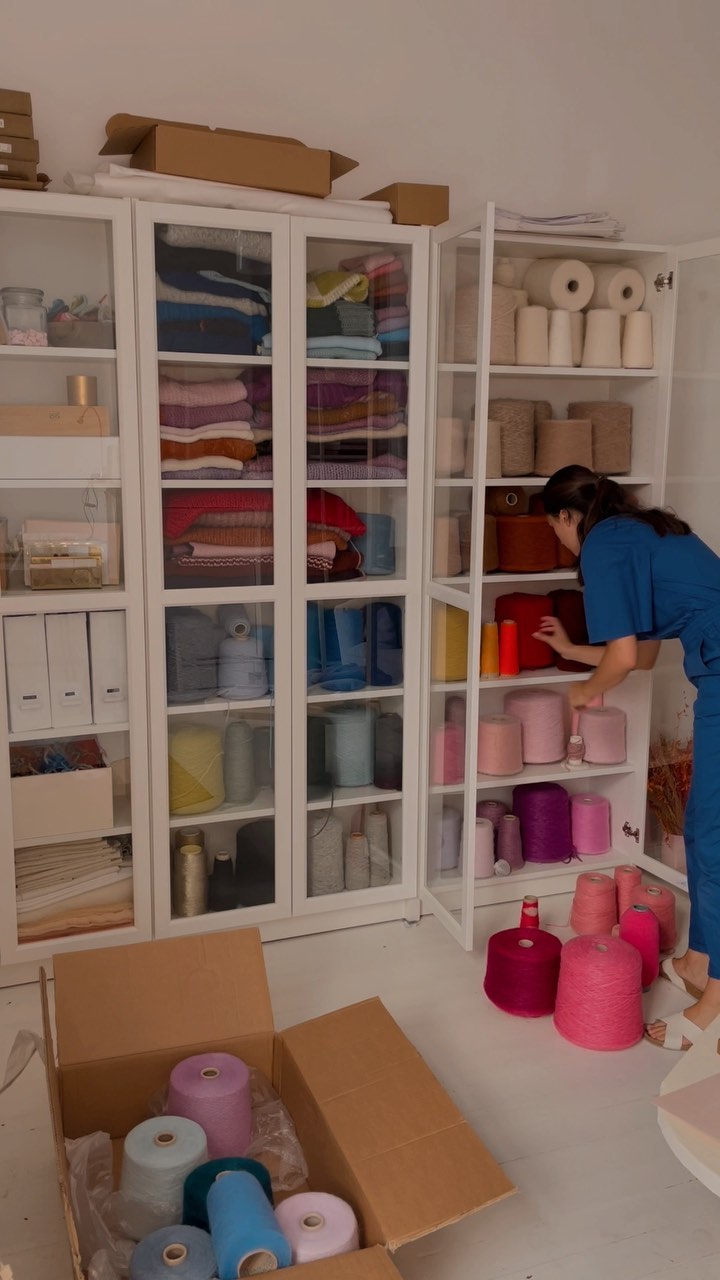 Nieuwe garen levering, maar geen plaats meer in de kast 😅
Tijd om te herorganiseren!
#yarnaddict #yarnlover #knitweardesigner #knitatelier #atelier #sustainableknitwear #knittingaddict #duurzamemode