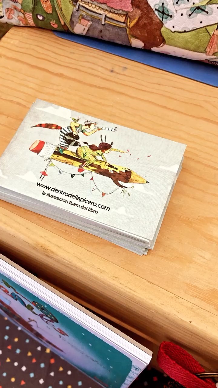 Estos bonitos diseños y mucho más durante estas navidades. Ven a visitarnos a Donosti (Paseo de Urumea) y a Logroño (Plaza del Ayuntamiento). Las que estáis lejos tranquis porque nuestra tienda online sigue disponible para que encarguéis los regalos más molones del árbol 🎄
.
.
.
#regalabonito #regalobonito #regaladiseño #diseñoespañol #marcapequeña #marcailustracion #mercadillonavideño #mercadodenavidad #gabonetakoazoka #gabonak #navidad #regalos #consumoresponsable #consumocuidado #regaloespecial #dentrodellapicero #ilustraciones