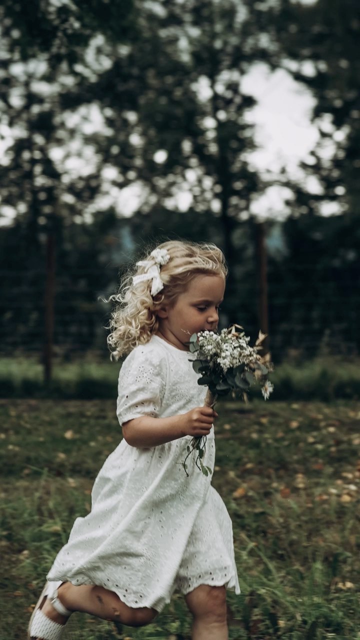 Jeg har vært så heldig.
Jeg har blitt kjent med verdens herligste familie 🫶🏻
Første gangen jeg traff dem var de to voksne med en liten i magen.
De har vært på besøk hos meg mange ganger siden, og da de skulle gifte seg i fjor, var de blitt en liten flokk på 5.
I denne familien var det ikke bare de voknse som giftet seg. Barna giftet seg de og. Det vil si, hele familien giftet seg. Herligere bryllups seremoni har jeg ikke opplevd, i min lange karriere som fotograf. 🥰
Raust, uformelt og samtidig høytidelig og rørende. Barna deltok med hele seg, og fikk sin plass. Det er slik de ønsker å ha det i denne nydelige familien.
Tusen takk for at jeg fikk være med dere på denne store dagen 🤩
Og tenk.....det regnet i bøtter og spann, men da vi skulle ut og ta bildene etter vielsen, fikk vi jammen meg tre fine kvarter med oppholdsvær. Akkurat nok tid til å skape ekstra fine og gode minner. I ettertid har vi møttes ved flere anledninger; 1,5 årsfoto, gravidfoto og nyfødtfoto.
Flokken er nå blitt utvidet fra 5 til 6!
Jeg gleder meg til vi sees igjen.