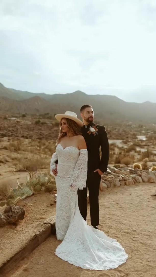 Kayla + Mike ✨🌵🌞
Nothing like a late summer wedding to make everything golden!
•
•
( #📷 @goldenvibesphoto )
#joshuatreewedding #desertwedding #JoshuaTree #SacredSands
