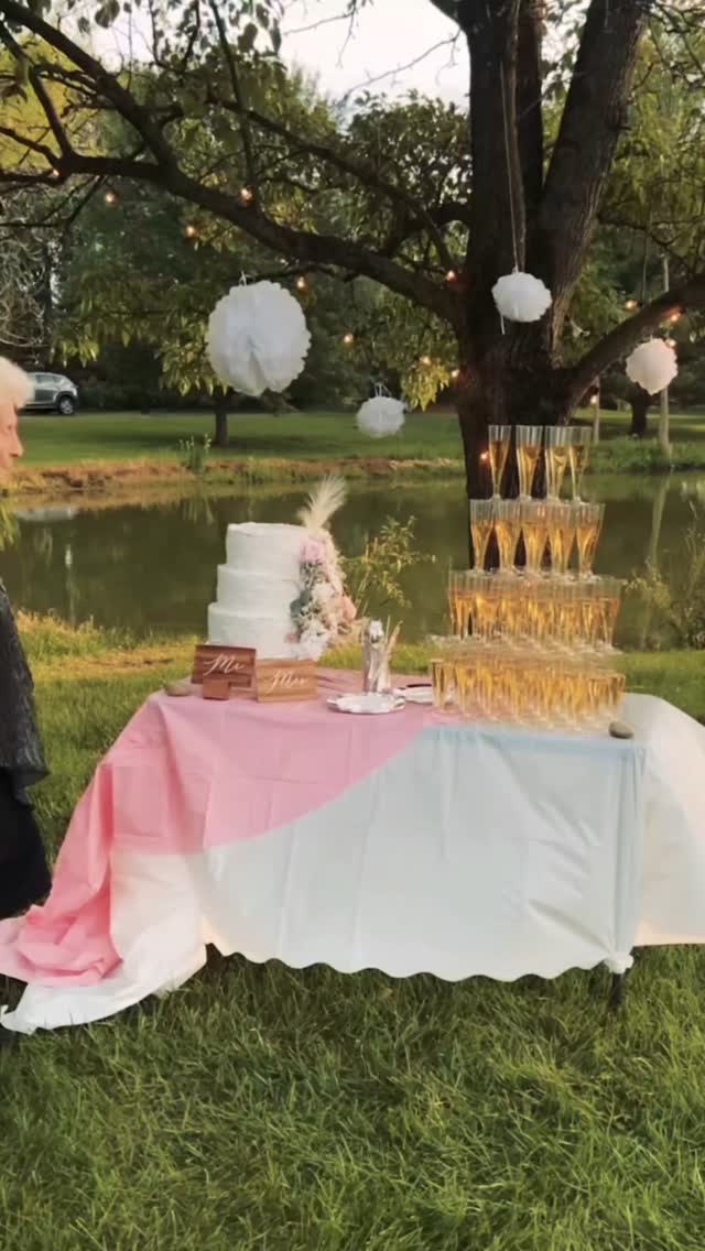 Quand tu demandes de faire une photo avec un verre à la main pour trinquer... 🥂🥂🤵♂️👰♂️
#wedding #weddingfail #mariage #photographemariage #failvideo