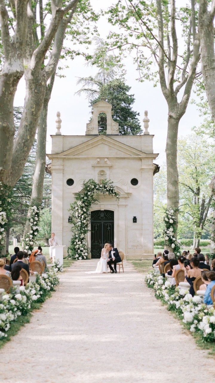 Fairytale wedding in Provence ✨🌸
Ceremony by Aude Abadie : @celebrantinparis
It was a pure bliss to be associated with such a talented team 😍
Full planning and Design : @sandy.t.weddings
Photo : @cesarem.photography
Venue: @chateaudefonscolombe
Floral Design: @lindachampenoiswedding
Chef : @quentin.durand_
Celebrant : @celebrantinparis
Live band : @vogue_live_band
Video : @thomas.augier
Stationery : @atelier_preszburger
Rental: @jolibazaar
Technic and rental: @be_lounge_officiel
Art de la table : @maison_options
Muah: @marie.bogaert
Champagne : @champagne_billecart_salmon
.
#weddingday #weddingvenue #celebrantinparis #celebrantinfrance #weddinginprovence #southfrancewedding #weddingceremony #provence #france #paris #love #bride #elopement #weddingbliss #weddingplanner #officiant #ceremony #wedding #mariage #weddinginspiration #weddingflowers #weddingdecor #destinationwedding #luxurywedding #ceremonielaique #officiantdeceremonie #officiante #weddingofficiant #frenchwedding