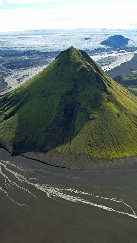 Iceland 🇮🇸
- Maelifell -
Along the track F210, Maelifell ⛰️ is one of the most incredible landscapes we have seen in Iceland 😲