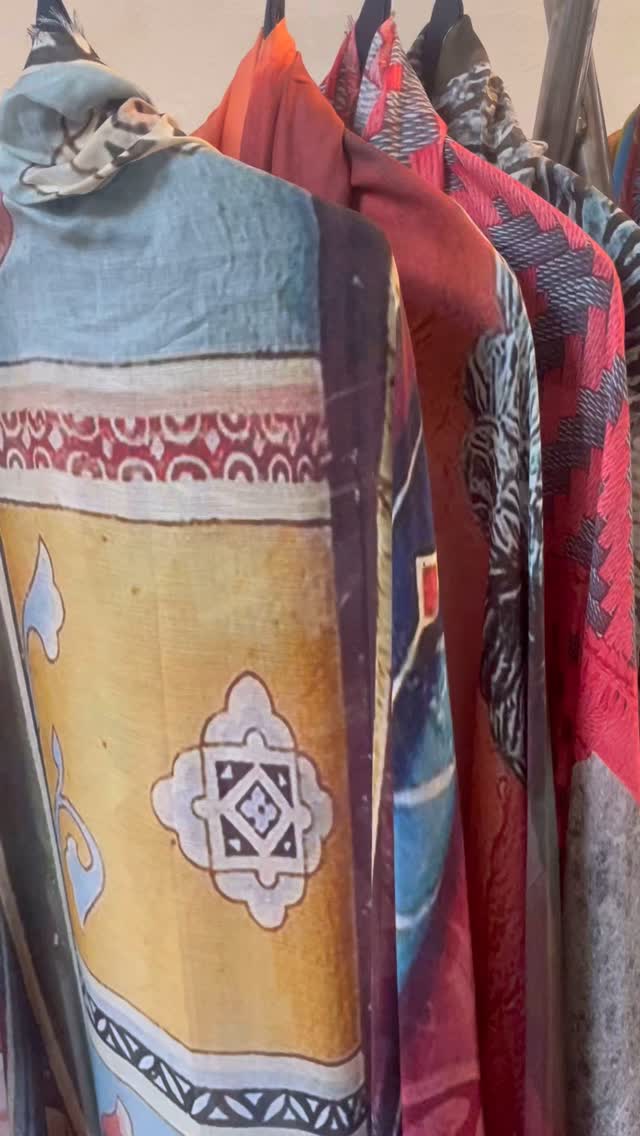 Galleria - Via Melzo 30 🌺
.
.
.
madeincomo #madeinitaly #scarf #accessories #maxifoulard #fashionstyle #followers