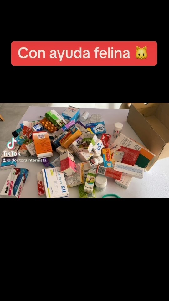 Ordenando medicamentos con ayuda felina. #internista #medlife #cat