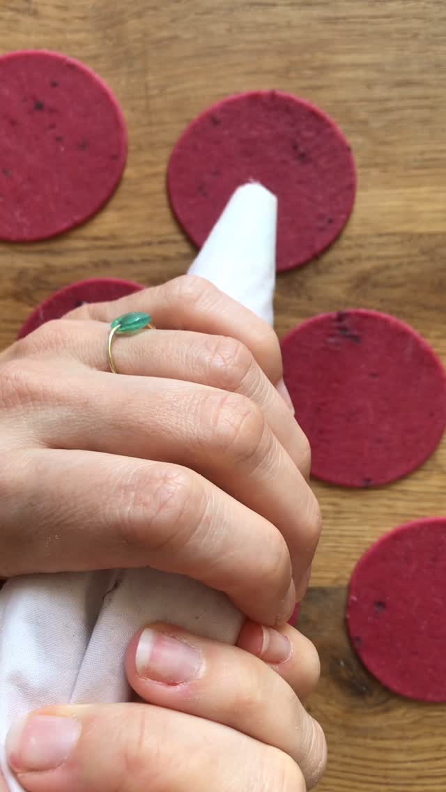 Double beetroot mezzelune recipe! These beauties are made with a beetroot egg pasta dough and beetroot infused whipped feta filling.
Roasted beetroot egg pasta dough
Roast 200g of beetroots at 180C for 35 minutes or until soft, then peel and blend with a splash of water into a smooth puree. This will make more than you need for the pasta dough, and you can freeze the surplus into ice cubes to have ready for the next time. Add 50g of room temp beetroot purée along with 200g of eggs (approximately 4 eggs) to the center of a bowl filled with 400g fine flour and 50g semolina flour. Incorporate the liquids and knead into a velvety pasta dough (there’s a step by step blogpost on the @homemadepastastudio website). While the dough rests, prepare the filling.
Beetroot-infused whipped feta filling
Add 200g of feta with 50ml of milk to a blender and whip it until airy. Now add 50g of the roasted beetroot purée, season with salt and pepper and blitz again until all is blended well.
Have fun with your beetroot-on-beetroot pasta creations ❤️💜💗
•
•
•
•
#freshpasta #pastafresca #homemadepasta #pastalovers #foodie #eattheworld #foodforthesoul #goodmoodfood #pastalover #feedfeed #italiancooking #onmytable #girlswithgluten #chosepasta #foryoupage #explore #workshop #pastatools #italiantools #brasspastatools #madeinitaly