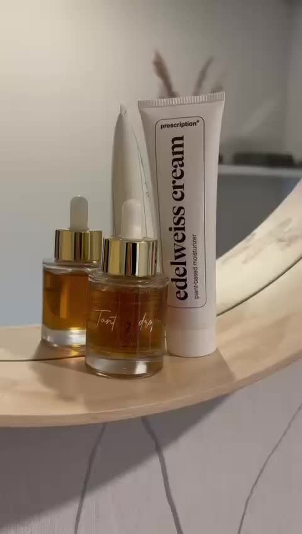 Nu bij ons te koop!
De beste tanningdrops van dit moment…1 a 2 drupjes door je crème geven en prachtig, natuurlijke bruine tint!
Wij zijn fan!!🤎
#schoonheidssalonwilmameins #centrumveendam #lebeach #tanningdrops #liefzijnvoorjehuid