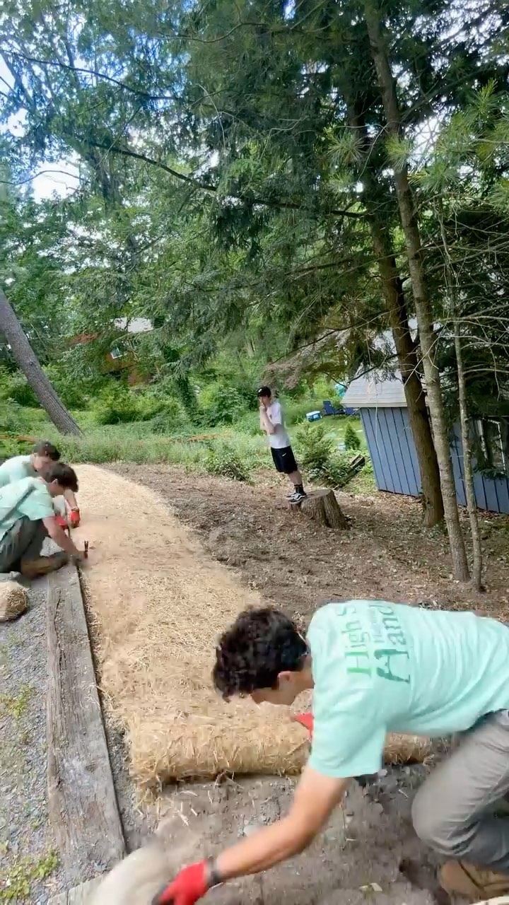 Installing erosion matting on a hillside. Once the crew gets started they can’t stop🏎💨 #hslu
#strawwattle #highst #hillside #erosion #landscaping #concord #concordma #middlesex #lawncare #lawn #wattles #