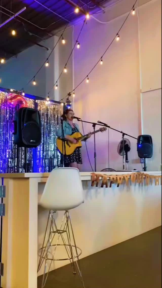 What I love most about @bakermillerpinkart is how much they celebrate the strength of female friendships! It inspired my song choices for the evening. 😎
#ifyougodownimgoingdowntoo @kelseaballerini
🎥: @chelseahowellfellows