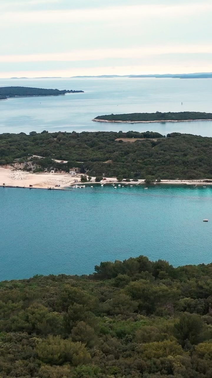 Join us @fora.dventure .
In discovering new paths and tastes.
We bring you the best of Istria through a unique experience.
A combination od hills, sea, sun, wine and food.
Contact us for more info.
Book Easy HIKE and Gastro tour
@fora.dventure 💌
Facebook @fora.dventure.istra
#hiking #outdoor #gastro #wine
#francarmanwines #foradventure #visitcroatiarightnow #visitpula #croatialfullolife #visitistria #hikeandgastro #naturelovers #nature #pula #loveoutdoors
#guidelife #outdoorguide #outdoortour