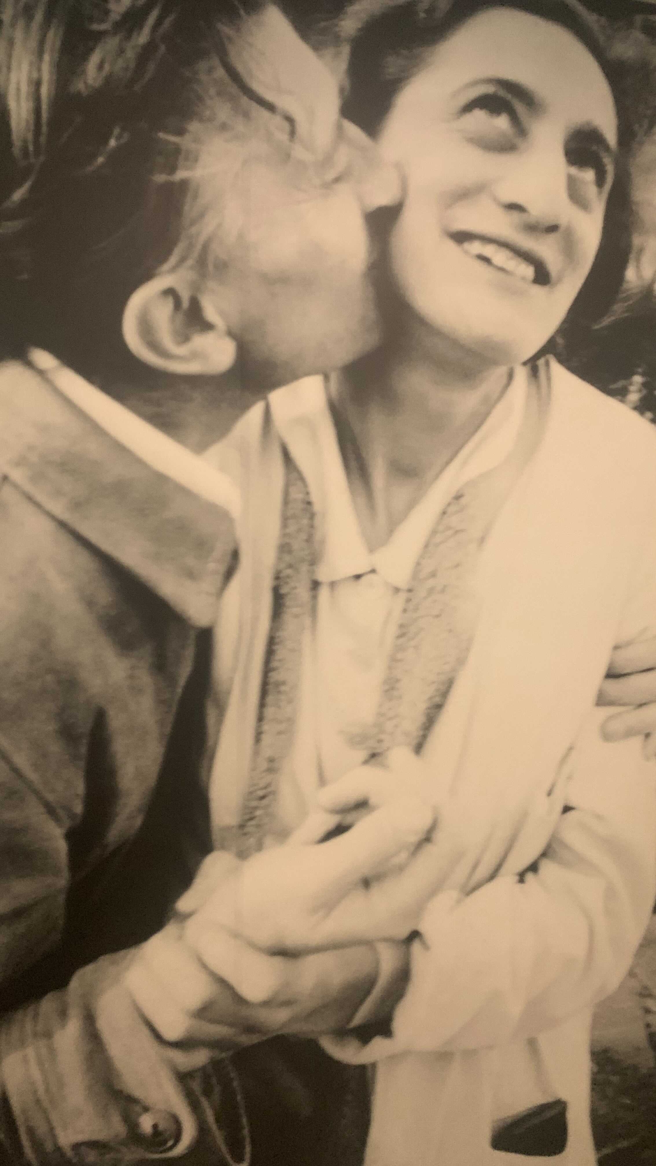 Artists Spotlight: Anni & Josef Albers
Two great artists pioneers of modern art. A couple, two artists, two teachers at the Bauhaus, then at Black Mountain College and Yale.
Anni and Josef shared a belief that art should be at the heart of the human existence. They trained and explored in varied medias, attaching a great importance to the properties of each materials and exploring the interaction of colours between them.
A wonderful and rich exhibition @museedartmodernedeparis
#anniandjosefalbers #modernism #parisexhibition #coupleinart #workingtogether @museedartmodernedeparis @hergottfabrice @albers_foundation