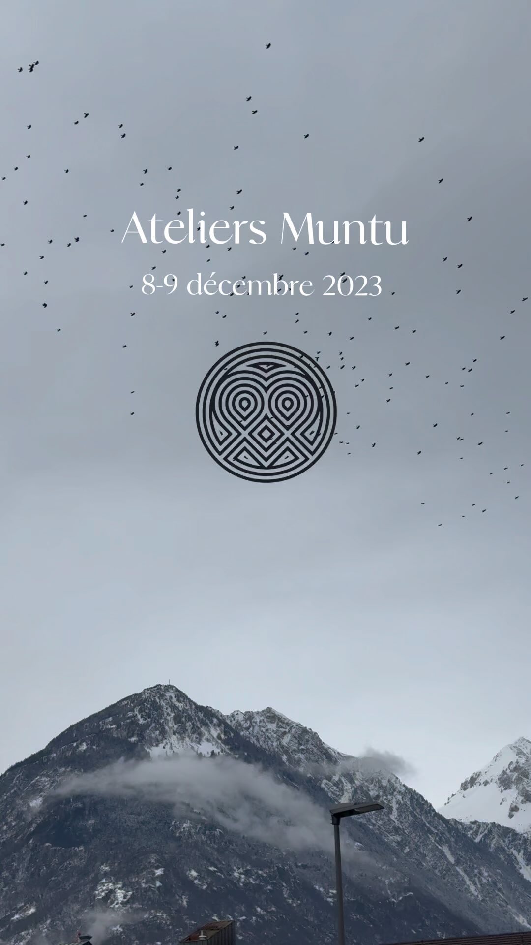 Retour en images sur la première session de groupe des Ateliers Muntu.
Ce vendredi 8 et 9 décembre, 9 personnes se sont données rendez-vous pour découvrir notre introduction à la formation humaine intégrale.
9 personnes de tous horizons, avec autant de métiers, d’éducation, de culture, de convictions et de réalités différentes. 9 individualités et 9 expériences différentes pour 1 seul et même objectif: se découvrir toujours un peu plus.
Grâce aux outils de la formation humaine intégrale, ils ont pu se rappeler leurs objectifs, cultiver leurs qualités et leurs valeurs et apprendre à prendre en charge leurs tensions du quotidien. Ensemble, mais surtout seuls, ils ont posé le regard sur l’importance de se retourner la question: « comment tu vas? » et comment y répondre.
Deux jours plus tard, ils repartent avec des conseils, des outils et des exercices pratiques pour cultiver ce qu’ils ont reçu et devenir à leur tour des multiplicateurs et des multiplicatrices de paix au sein de leur foyer, de leur couple, de leurs amitiés ou de leur travail.
Merci à eux pour leur confiance et leur courage d’avoir entamé, ou poursuivi, ce voyage aussi beau que difficile: celui de la tête au cœur. Bonne route!
Nos sessions t’intéressent? Écris-nous sur à ateliersmuntu@gmail.com ou suis notre actualité sur www.ateliersmuntu.ch