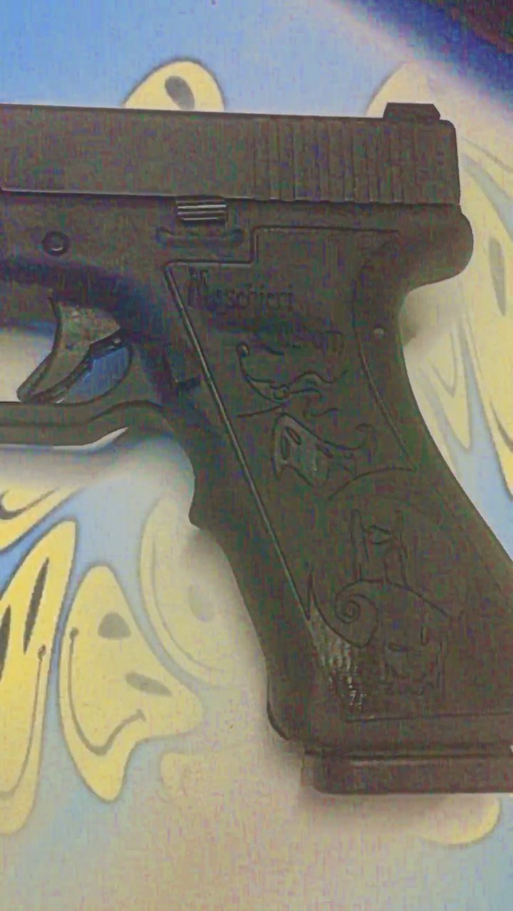 Glock 17 c personalizzata con incisione laser
#thenightmarebeforechristmas #glock #glockcustom #customglock #glock17 #armi #armeria #stippling #g17 #9x21 #jackscheletron