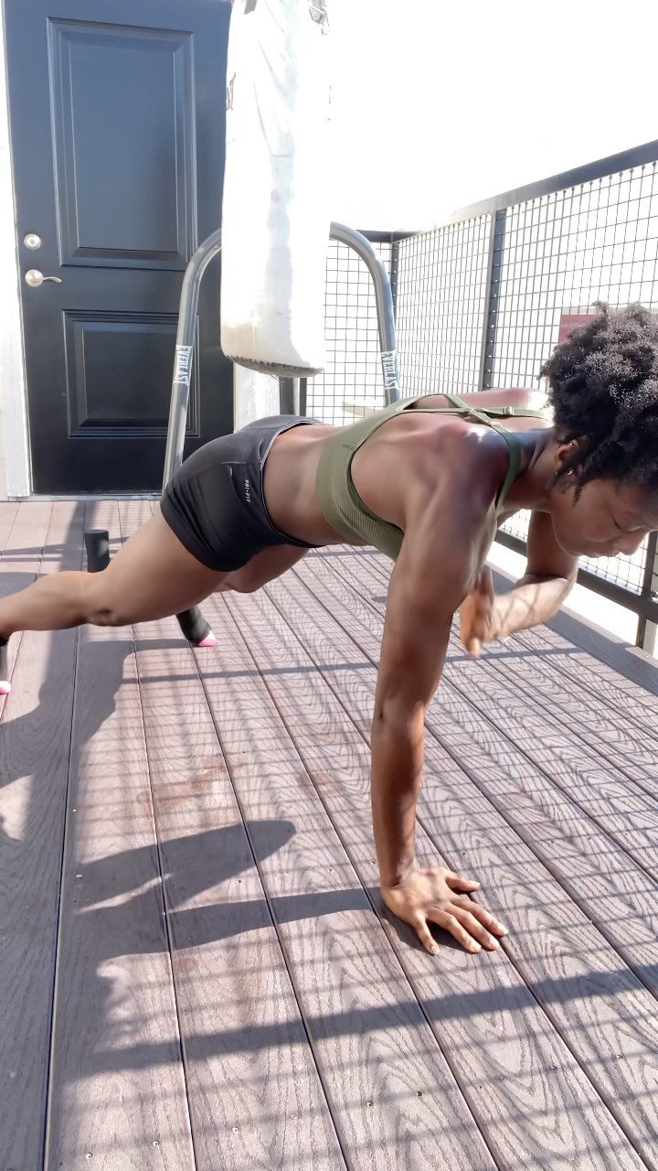 Happy Friday!! @love_jo stay with a challenge for me to do so you know I had to hit it one time! #RockTheBoat #Reels #Explore #DeckWorkouts #NaturalBodi