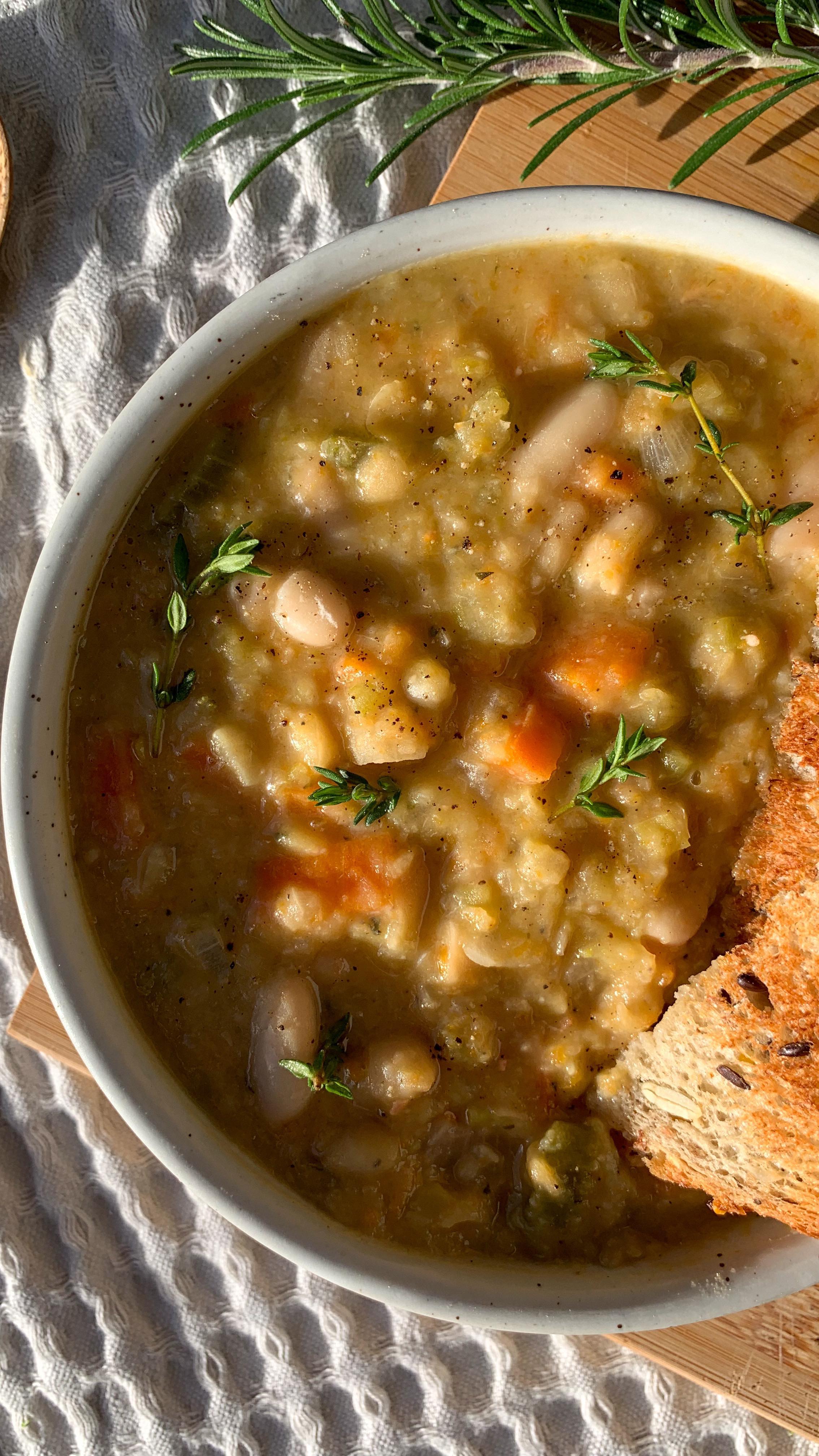 WHITE BEAN SOUP
This super creamy, flavoursome soup is the winter warmer you didn’t know you needed.
You’ll need:
1 diced brown onion
1 diced shallot
3 crushed garlic cloves
1 sprig fresh rosemary
2 sprigs fresh thyme
1 tablespoon olive oil
1 leek, sliced (white section)
1 carrot, diced
1 stick of celery, diced
2 tins drained cannellini beans
2 cups veggie stock
Salt and pepper to taste
Crusty sourdough to serve (essential)
✼ In a large pot, sauté onion & garlic in oil until fragrant.
✼ Stir through rosemary and thyme.
✼ Add celery and carrot and cook for two minutes.
✼ Add in remaining ingredients, simmer on low heat partially covered until vegetables have softened, approx 15-20 minutes.
✼ Stir occasionally to prevent sticking on the bottom.
✼ If you like creamy soups then use a stick blender to lightly blitz the veggies otherwise leave as is.
✼ Serve with warm bread!
This made roughly 4 servings but next time I would probably double it and freeze the extra servings for on-the-go lunches.
#wintersoup #vegansoup #soup #healthysoup #melbournefoodie #easyrecipes #easymeals