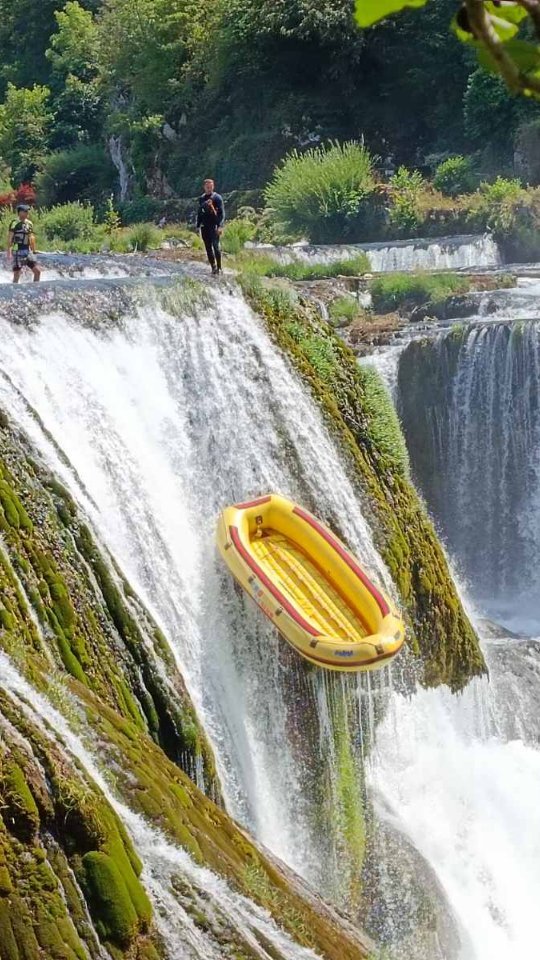 Zarotirajte svoje mobitele za puni užitak i zavirite u nezaboravne uspomene jedne divne grupe.
Rotate your phones for full enjoyment and get a peek into some unforgettable memories of a wonderful group.
Riding the wild waves. 🌊 Capturing the rush of adrenaline with GoPro. 🎥🚣♂️
#unarafting_bijeli❤
#raftingadventure #raftingtrip #adventurenthusiasts #adventure ##adventuresports #memories #gopro