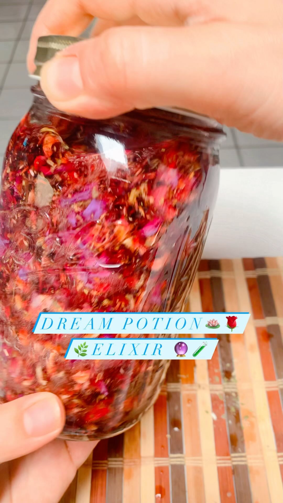 Crea tu propio Elixir para Soñar 🪷
Bebida antigua Egipcia 👁️estimulante y relajante (sí, ambas)
Necesitarás:
🍃loto azul
🍃calea zacatechichi
🍃rosas
🍃vino tinto
🍃envase de vidrio
Agrega todos los ingredientes, si las hierbas son secas agregarás hasta un tercio del tamaño de tu envase, para hierbas frescas a la mitad.
Por último agrega el vino, tápalo bien y guarda en un lugar oscuro y seco por mínimo una noche.
Disfruta esta bebida ancestral en tus rituales o reuniones 🦋
Siempre honrando y agradeciendo a las plantitas por el apoyo y guía que nos brindan 💙🌿
Salud! 🥂