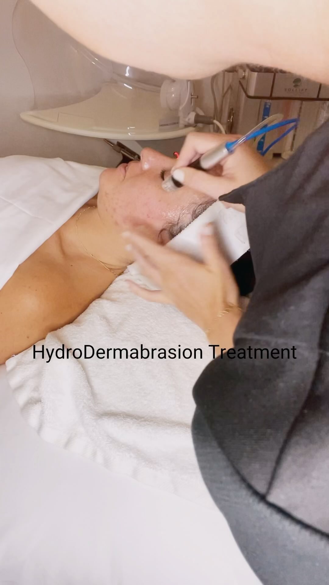 Hydrodermabrasion is the latest innovation currently trending in the skincare industry. This amazing treatment offers the greatest technology to remove dry, dead skin cells from the outer layer of the skin while simultaneously inputting hydro-serum onto the skin infusing it with ingredients based on the skin's needs. It is great for both acne and anti aging goals and one of several modalities included in my Custom Signature Facials. Link in bio to book
#customfacials #skingoals