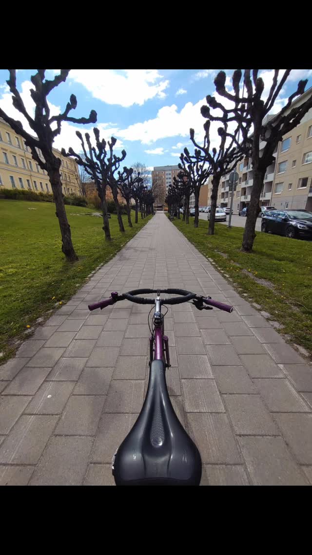 Hyvää äitienpäivää erityisesti meidän omille äideille! ❤️
.
.
.
Vaikka metan algoritmi piilottaisi tämän postauksen muilta seuraajiltamme, niin siitä voi olla varma että rakkaat äidit Maija & Eva käy peukuttamassa julkaisua 💯🥰.
Toivotamme hyvää äitienpäivää ihan kaikille äideille!
Samalla julistetaan kesän 2025 pyöräopastuskausi avatuksi. Reittinä oli tietty eli classico #seitsemänkukkulaa -kierros!
#pyöräilykesä #surly #seasonstart