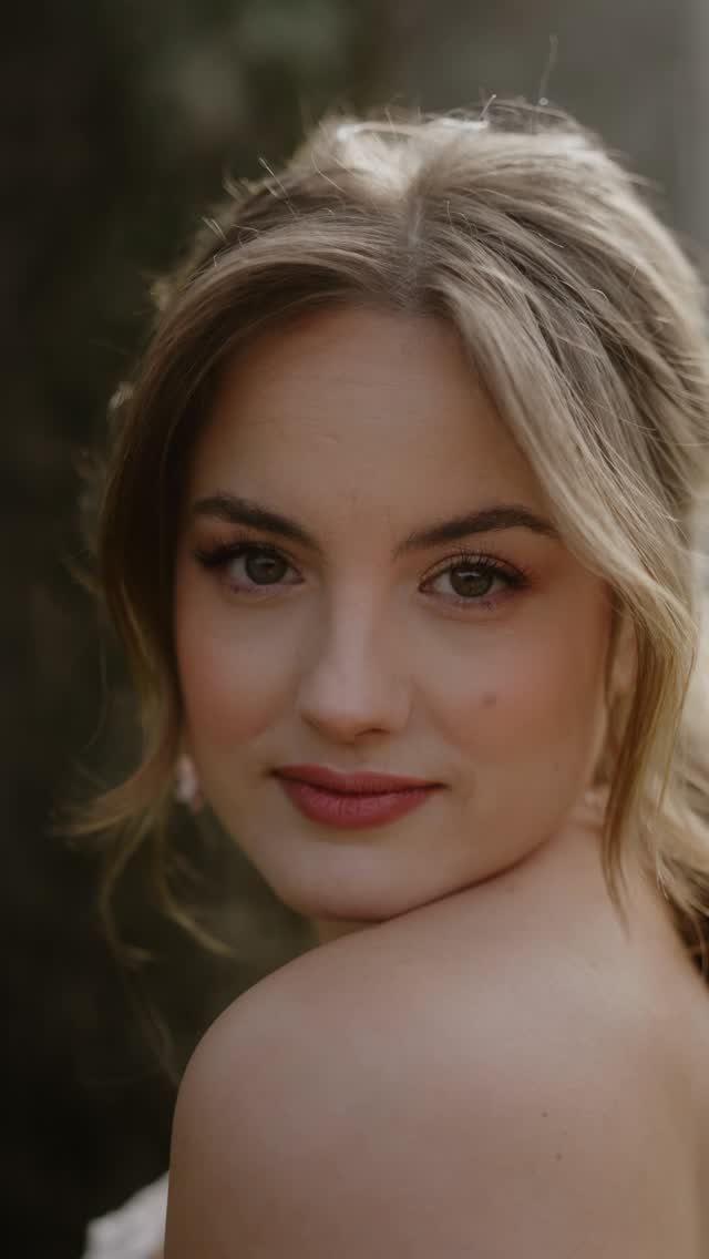 Romantisch. Verträumt. Ganz du. 🌸
Für die Braut,
die barfuß durch Wiesen tanzen würde,
die sich in fließenden Stoffen wie eine Fee fühlt
und in jedem Sonnenstrahl ein bisschen Magie sieht. 🌿✨
Du musst nicht laut sein, um aufzufallen.
Styling @bridesbymareike
Brautkleid @ohlovelydress
Floristin @nicole_walth