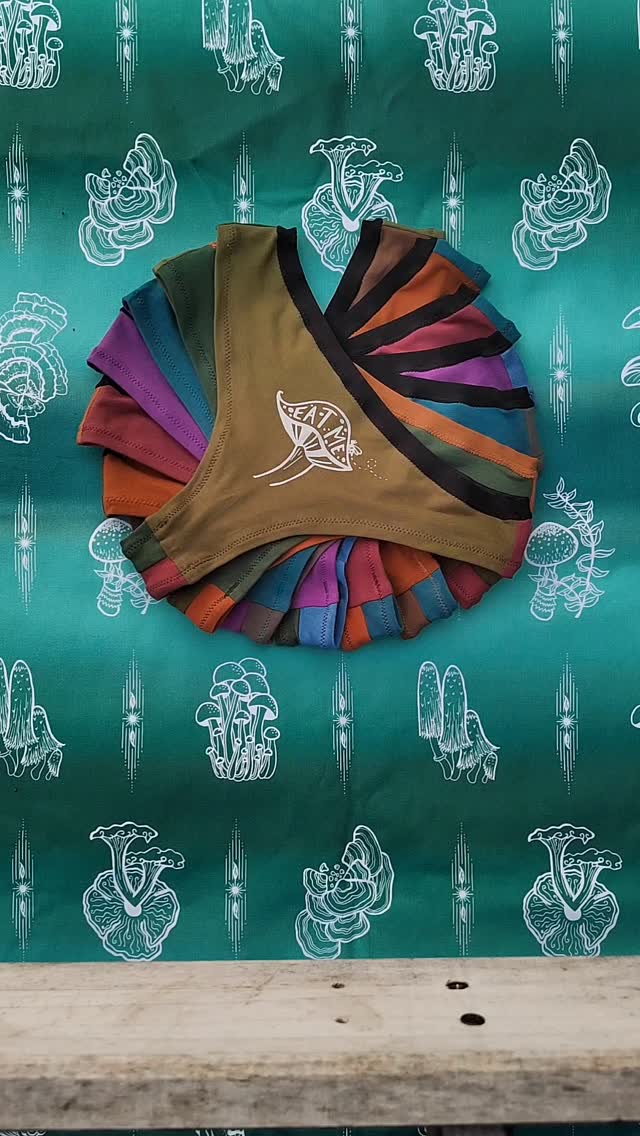 the old ones are the good ones 💚 eat me pants are back! helping your sex life since 2020 💫
you can order these in S-XL on the website now!
www.houseofbeanco.com
#illustration #hempclothing #sustainableclothing #handmade #madetoorder #smallbusiness #screenprint #mushrooms #eatme #aliceinwonderland