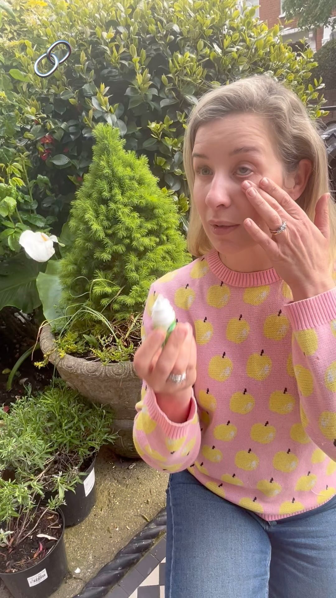 Hayfever season has hit again. My eyedrops, tissues, and antihistamine tablets are back out of the cupboard. Only for x2 weeks though while I wait for the “Haytox” to work. Simple, safe treatment with botulinum toxin nasal spray. No downtime No injections #haytox #botoxlondon #hayfeverhacks #relievehayfever #haytoxsouthlondon #haytoxclinic